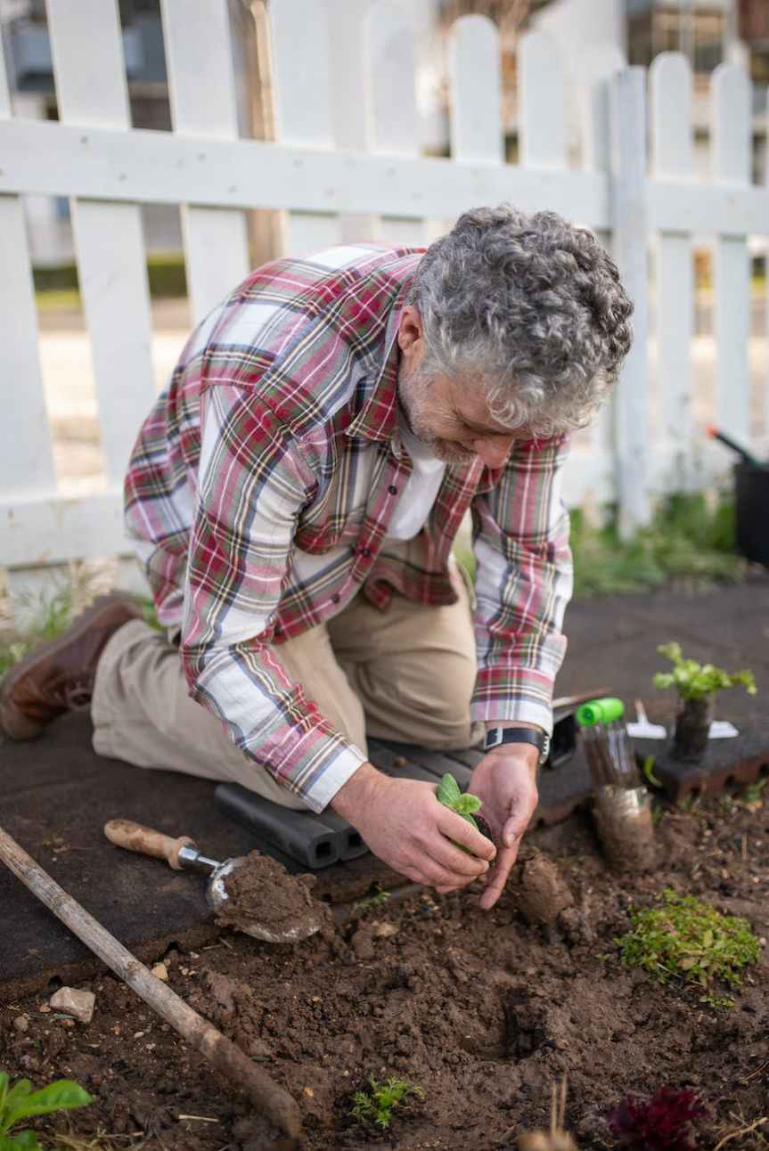 Rediscovering the Joy of Reading and Gardening: Activities for Caregivers and Aging Loved&nbsp;Ones